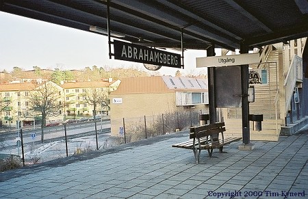 Abrahamsberg, platform with station sign