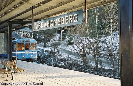 Abrahamsberg, northbound train arriving