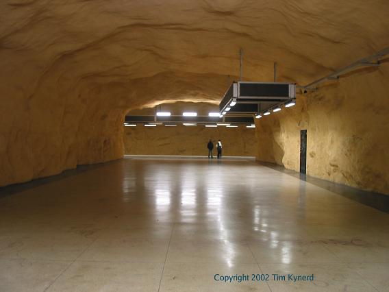 Akalla, mid-platform passage