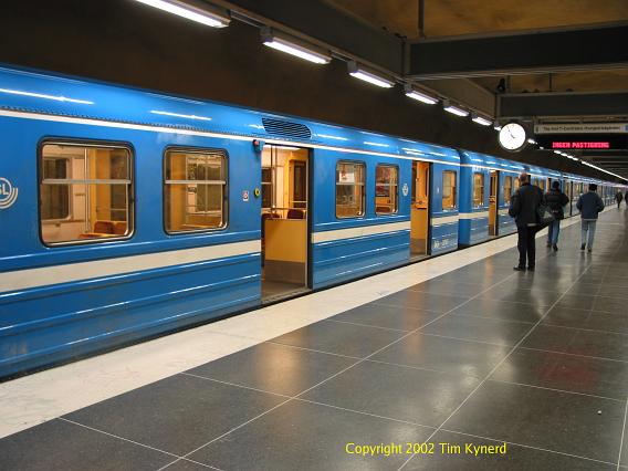 Akalla, Cx train on platform 2