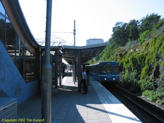 Alvik, southbound train arriving