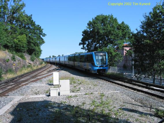 Alvik, northbound train approaching