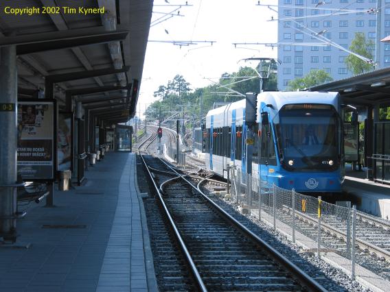 Alvik, car on line 12 arriving on track 3