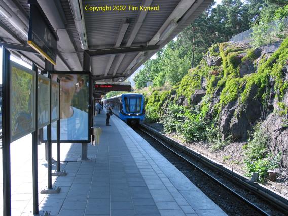 Alvik, southbound train arriving