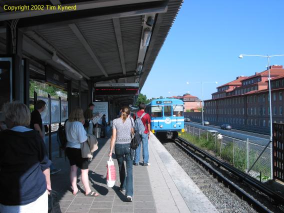Alvik, northbound train arriving