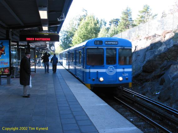 Blackeberg, southbound train passing