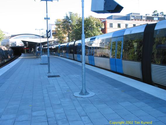 Blackeberg, northbound train stopping