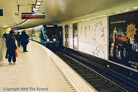 Fridhemsplan, Tub1, northbound train of C20 stock arriving