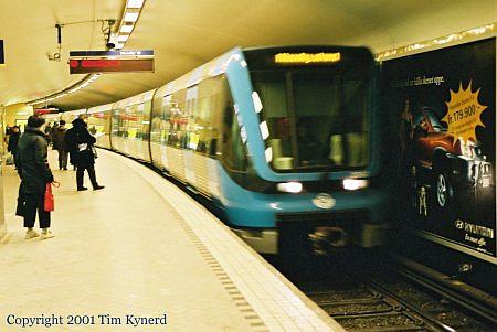 Fridhemsplan, Tub1, northbound train of C20 stock stopping
