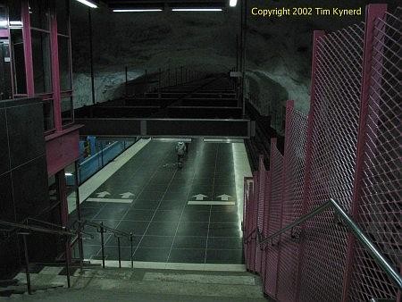 Hallonbergen, southbound platform with ceiling