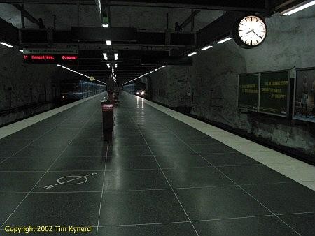 Hallonbergen, southbound platform, two trains