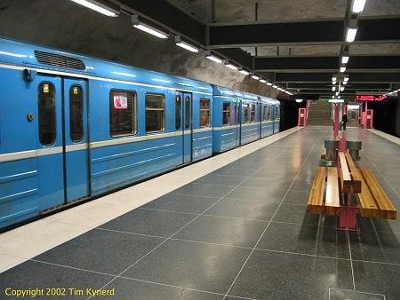 Hallonbergen, empty train stopped