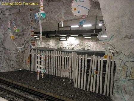 Hallonbergen, art between platforms