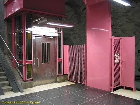 Hallonbergen, elevator and platform-end gate