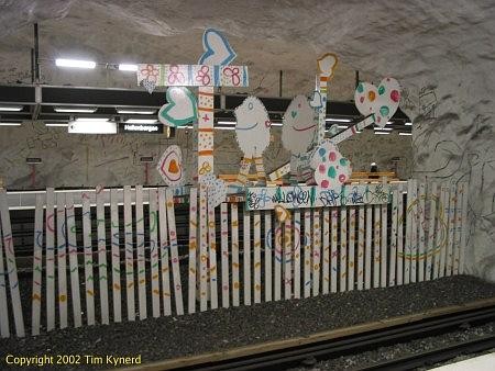 Hallonbergen, art between platforms