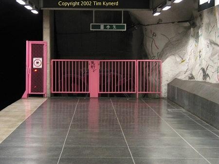 Hallonbergen, platform 2, gate and emergency exit