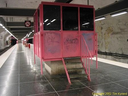 Hallonbergen, southbound platform, coupling kiosk