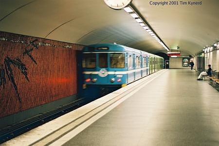 Hornstull, northbound platform, train highballing, 1