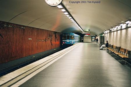 Hornstull, northbound platform, train highballing, 2