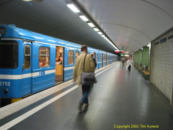 Karlaplan, northbound train stopped