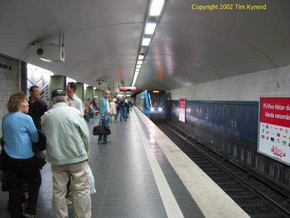 Karlaplan, southbound train arriving