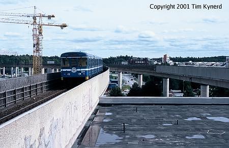 Kista, southbound train departing, 1