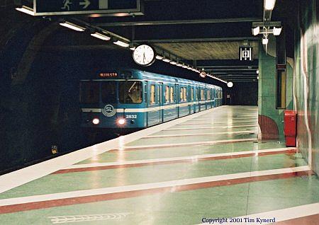 Kunsgträdgården, Cx train arriving