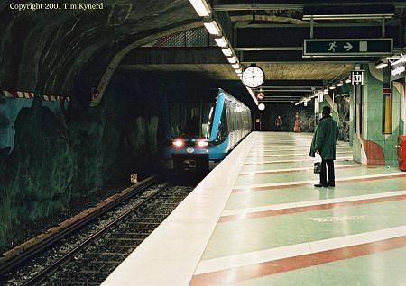 Kungsträdgården, C20 train arriving
