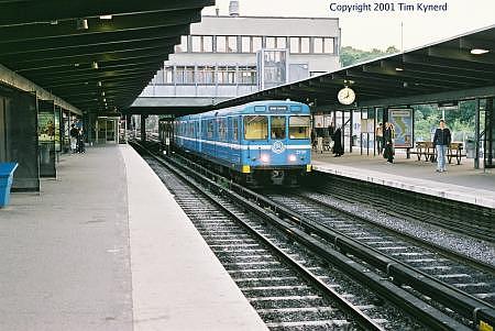 Liljeholmen, northbound train arriving