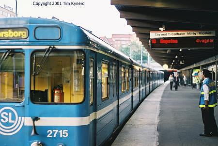 Liljeholmen, northbound train ready to depart