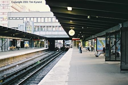 Liljeholmen, northbound train approaching