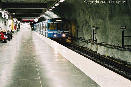 Näckrosen, southbound train arriving