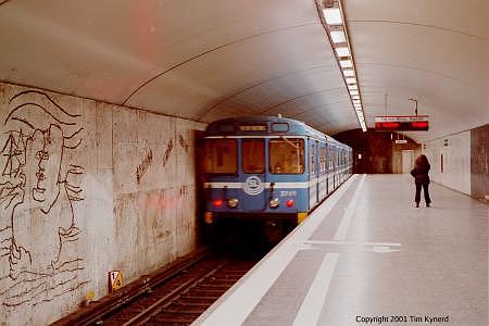 Östermalmstorg, northbound platform face and track wall, artwork
