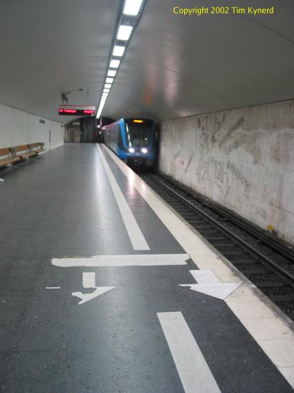 Östermalmstorg, southbound train arriving