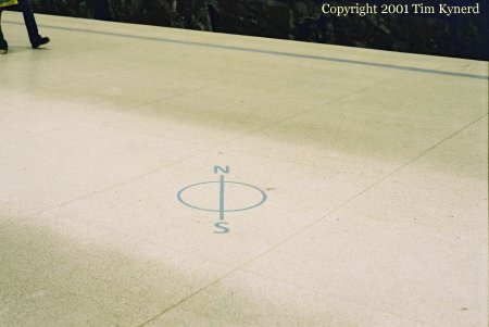 Rissne, north-south compass indicator on platform
