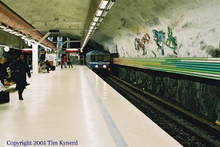 Rissne, southbound train arriving