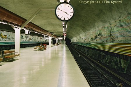 Rissne, northbound track and platform face, looking south