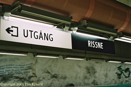 Rissne, station signs