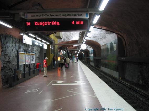 Sundbybergs centrum, southbound platform