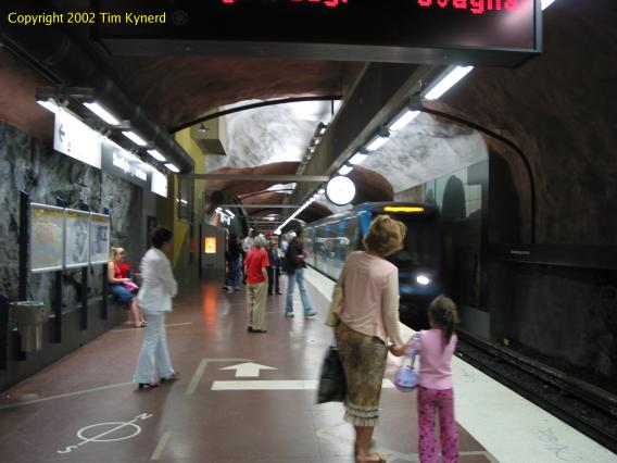 Sundbybergs centrum, southbound train arriving