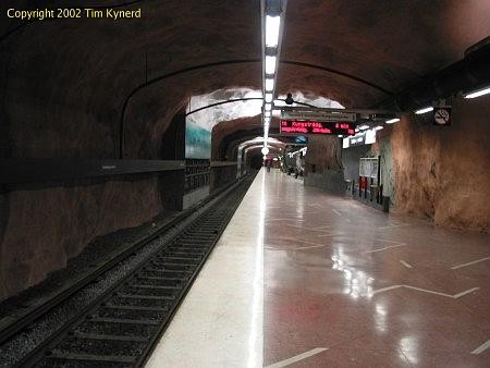 Sundbybergs centrum, southbound platform