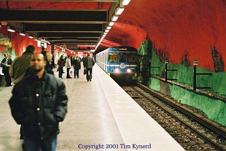 Solna centrum, southbound train arriving