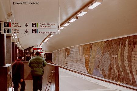 T-Centralen, southbound track and platform face for Tub2