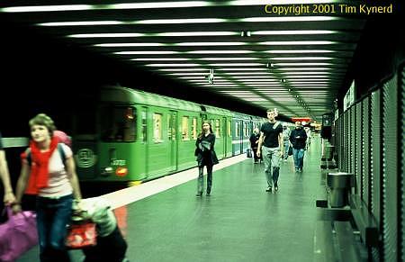 Teknis, northbound train departing