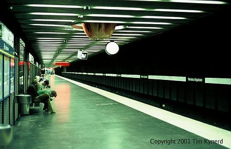 Teknis, northbound platform, Newton's apple