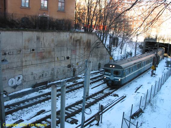Stockholms södra, southbound commuter train in open cut