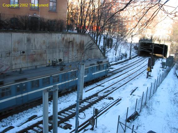 Stockholms södra, northbound commuter train in open cut