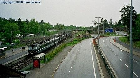 Trångsund, northbound train arriving
