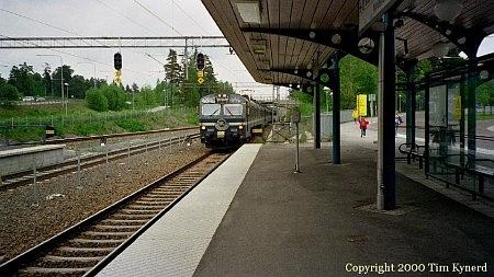 Västerhaninge, northbound train