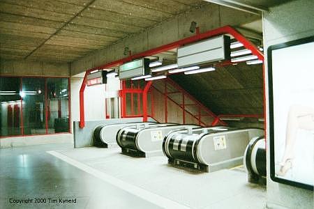 Escalator bank, Duvbo station